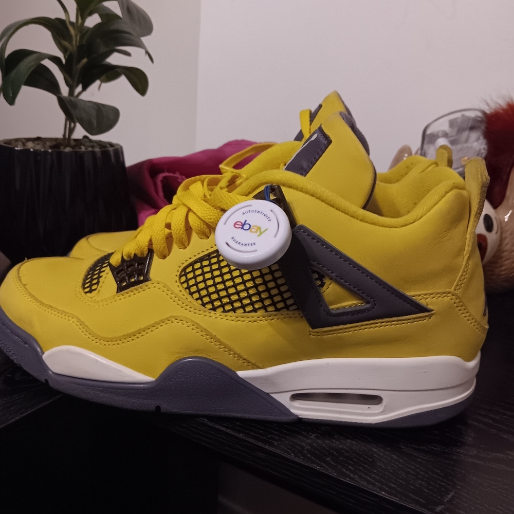 Jordan retro 4 lightning